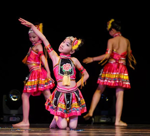 六一儿童节苗族女童土家族壮族彝族舞蹈服装苗