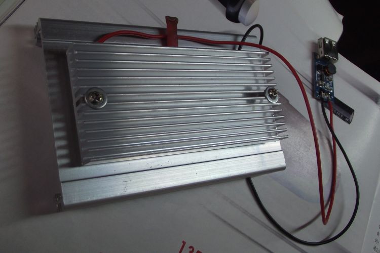 半导体温差发电组件把发电机放在热源表面即可