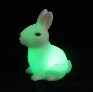 玉兔七彩小夜灯 情侣兔子七彩灯七彩兔子灯地摊货源创意家居