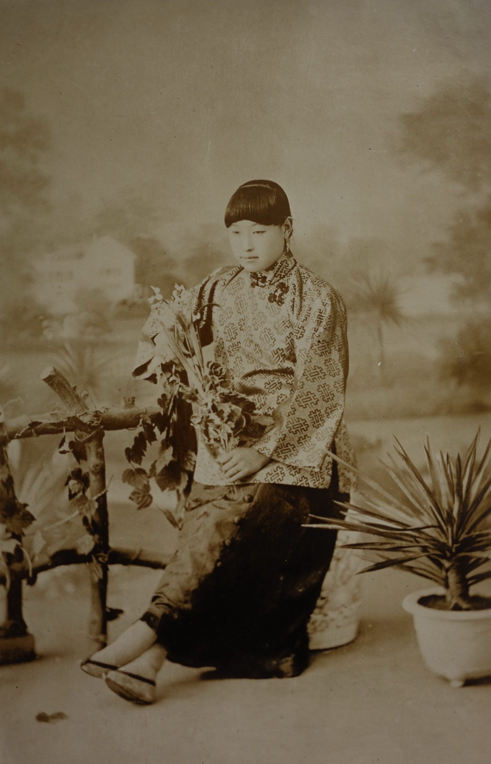 民国时期小脚<em>女人</em> 一位长着<em>丹凤眼</em>的活泼泼地