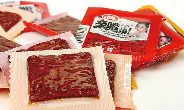 全国包邮特价批发 河南特产零食卫龙亲嘴烧 杨幂代言辣条面筋13g