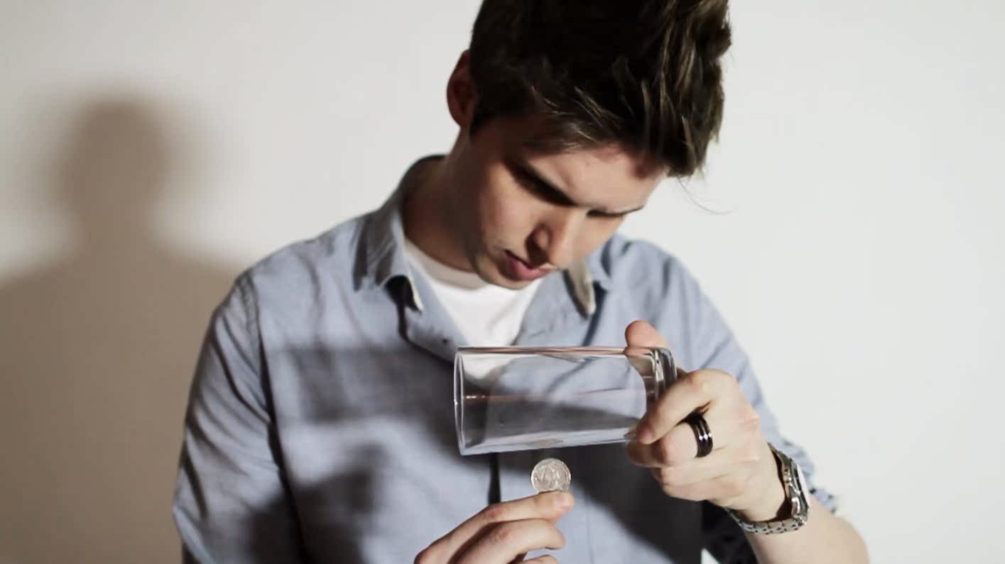 2013 溶解穿杯 硬币穿玻璃 Coin Through Glas