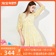 aui黄色灯笼袖气质v领连衣裙，女2023夏中袖减龄印花雪纺中长裙