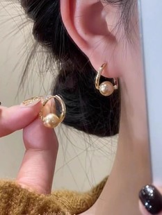 气质香槟金珍珠耳扣式耳环，美拉德色系，小众轻奢设计高级感秋冬女款