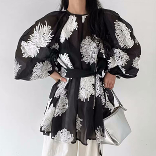 韩国chic夏季法式优雅飘带，圆领重工刺绣花朵系带，收腰灯笼袖衬衫女