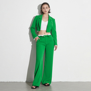 设计感短款绿色长袖小西装+自然，垂坠感翻边裤腰阔腿裤直筒裤套装