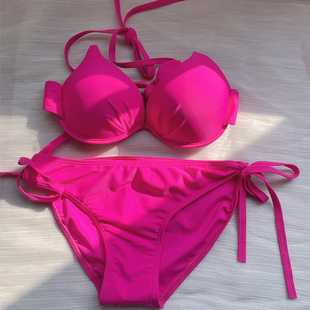 比基尼pink粉玫红色钢托聚拢大小胸性感，三点式沙滩度假分体泳衣女