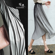 黑白相间压褶斑马条纹肌理褶皱，布料软垂裙装设计创意，时装布料