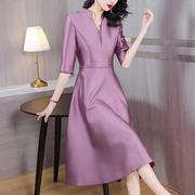 喜婆婆婚宴装紫色礼服裙2024春季妈妈装时尚优雅V领连衣裙