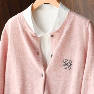 反季秋冬刺绣粉色羊绒开衫，女毛衣宽松100%纯羊绒短款外套