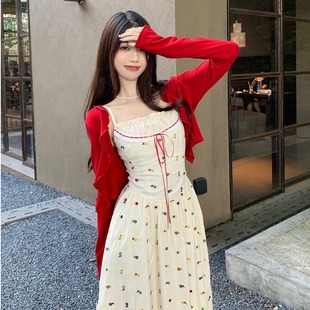 丸子少女大码女装复古纯欲风吊带碎花气质设计感连衣裙+红色开衫