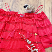rom2森女钩织镂空个性设计感复古红色露肩，吊带娃娃衫小罩衫