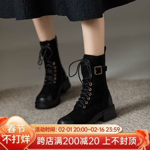 女黑色圆头短靴系带，中跟及踝靴马丁靴2024皮带扣绒面厚底女靴