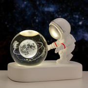 宇航员水晶球摆件，发光太空人小夜灯办公室，书桌装饰品送人生日礼物