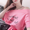 设计感斜肩短袖t恤女韩版夏季宽松显瘦字母，印花下摆绑带露肩上衣