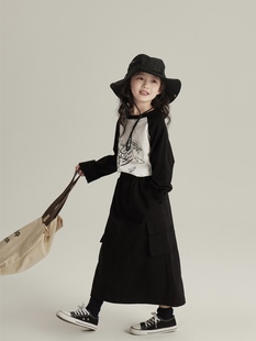 长款工装裙插肩袖拼色长袖，日系风休闲穿搭儿童，时髦黑色气质半身裙