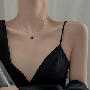黑色方形项链女2023高级小众设计感锁骨链女夏季轻奢简约颈链