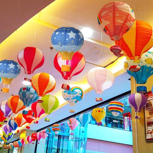 商铺吊顶装饰热气球店面，顶部挂件超市氛围，布置门店幼儿园走廊吊饰