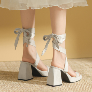 绝美白色绑带凉鞋女夏粗跟小个子方头高跟鞋，设计感小众系带罗马鞋
