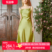 aui绿色气质性感吊带连衣裙女2024春夏，御姐修身显瘦长款a字裙
