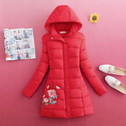 红色绣花羽绒服2023年冬季女修身显瘦白鸭绒(白鸭绒)保暖厚外套粉红玛丽风