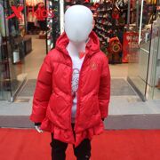 特步童装女小童红色，荷叶边羽绒服，2022冬保暖连帽时尚677124193360