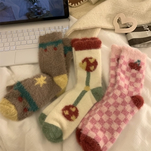 羊毛袜子女秋冬季加厚睡眠袜，2024年珊瑚绒街头潮网红款中筒袜