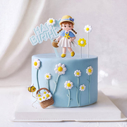 烘焙蛋糕装饰原创蓝色，清新白裙黄帽，女孩雏菊花海场景生日插件