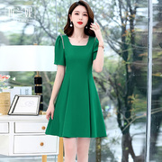 时尚方领绿色连衣裙夏季高级感设计2023小个子收腰显瘦a字裙