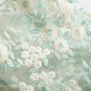 w76植物花卉提花蓝绿色，拼色花朵软网纱，透视水溶蕾丝面料布料