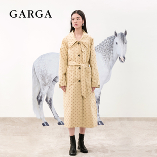 garga复古卡其色印花风衣，外套女设计感系带，收腰单排扣中长款大衣