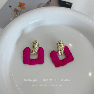 冬季时髦撞色玫红方形耳环，韩国ins小众立体金属，喷漆少女心耳饰品