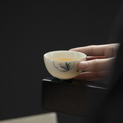 青花手绘兰花品茗杯，功夫茶具家用陶瓷单杯玉泥，白瓷薄胎茶杯