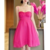 喜欢玫红色~吊带裙褶皱，高腰收腰性感俏皮短款a字连衣裙