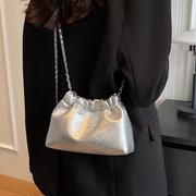 今年流行银色包包女春夏高级感小众单肩包链条斜挎水桶包