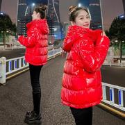 亮面羽绒服女短款2024年冬季韩版时尚大红色免洗加厚外套