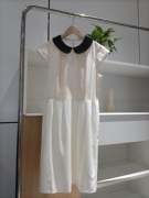 24春节新女米白色，暗花纹优雅小香风，简洁娃娃领无袖连衣裙