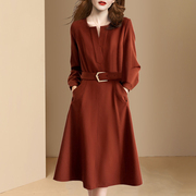 流行设计感通勤v领连衣裙，女冬2022橘红色，收腰气质时尚中长裙