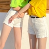 ins韩版女生白色牛仔短裤，闺蜜伴娘拍照高腰，显瘦显腿长a字型热裤