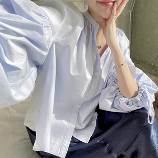 韩国chic秋季小众设计感圆领，小排扣系带，宽松百搭灯笼袖衬衫上衣女