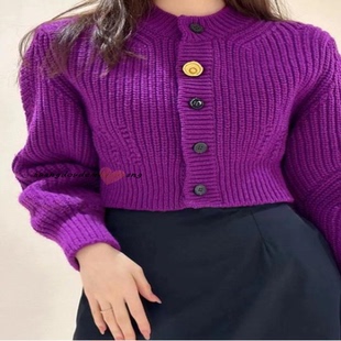 韩系复古个性纽扣圆领紫色，棒针毛衣纹理感编织短款高腰针织开衫