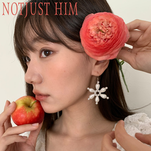 花筏NOTJUSTHIM《白蔷薇》珍珠花朵耳钉纯银耳钩 不对称设计