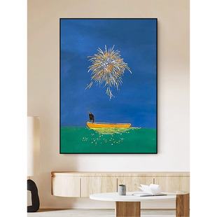现代简约小众艺术客厅沙发，背景墙蓝色天空装饰画玄关多巴胺船挂画