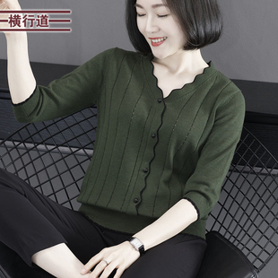 简约韩版纯色v领撞色针织中袖毛衣，2024春季女装外穿上衣大码
