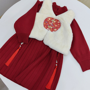 超美的一套 送配饰！复古中式盘扣红色年服毛衣裙+仿兔毛古风马甲