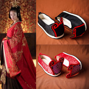 古装鞋子女搭配汉服古风，红色婚鞋平底内增高翘头履古代中式婚礼男