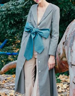 高端定制女装湖蓝色蝴蝶结，腰带修身薄毛呢，长款千鸟格风衣外套