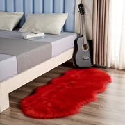 红色地毯长毛绒卧室，床边毯羊毛不规则大红色，婚庆房间结婚婚房装饰
