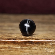 西亚百年黑色缠丝一线药师老玛瑙，圆珠12.1d孔口，附近有轻微天然凹