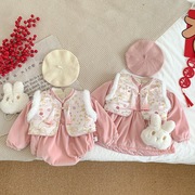 婴儿冬装加绒宝宝满月礼服，三件套送包加绒三角，哈衣姐妹新生儿衣服